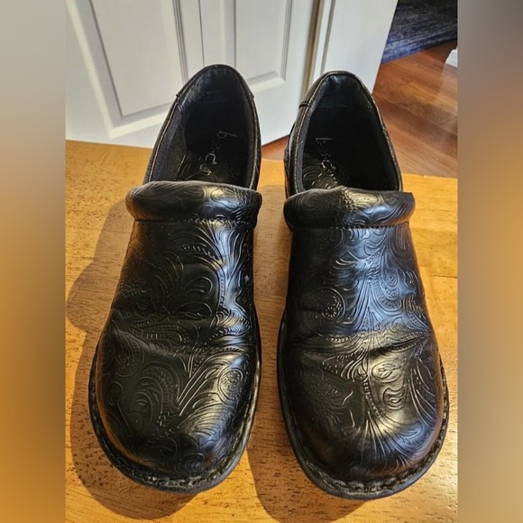 BOC clogs by Born Black scroll design - Picture 2 of 5